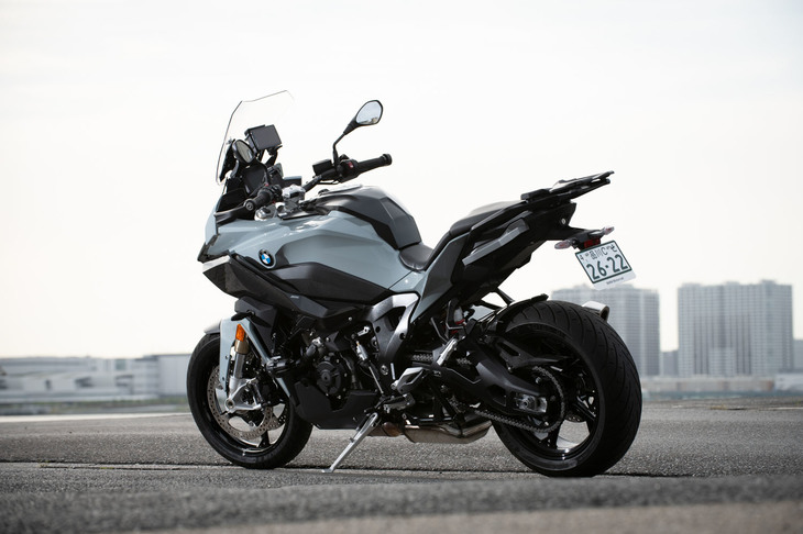 コンポーネンツを共有する「S1000RR」のフルモデルチェンジに伴い、「S1000XR」も設計を全面刷新。従来モデルから10kgの軽量化を果たしている。