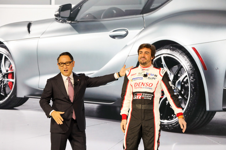 発表のステージには、ルマン24時間耐久レースで「TS050ハイブリッド」をドライブして優勝した、レーシングドライバーのフェルナンド・アロンソも登場した。