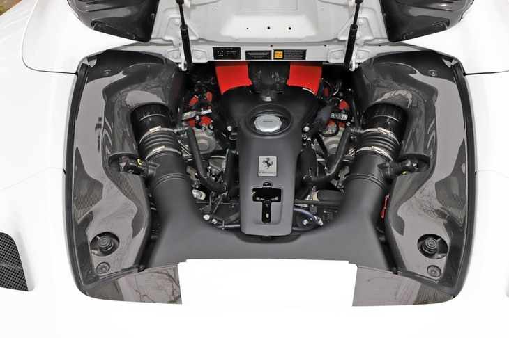 リアミドに搭載される3.9リッターV8ツインターボエンジンは、最高出力720PS、最大トルク770N・mを発生。許容最高回転数は8000rpmとなっている。