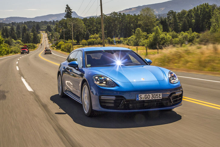 カナダの道を行く「パナメーラ4 E-ハイブリッド スポーツツーリスモ」。0-100km/h加速は、オプション「スポーツクロノパッケージ」装着車の場合で4.6秒。最高速度は275km/hと公表される。