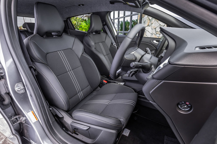 専用ファブリックとレザー調の表皮にウォームチタニウムのステッチが施されたフロントのスポーツシート。前席左右それぞれに、温かさを2段階で調整できるヒーターが標準で装備される。