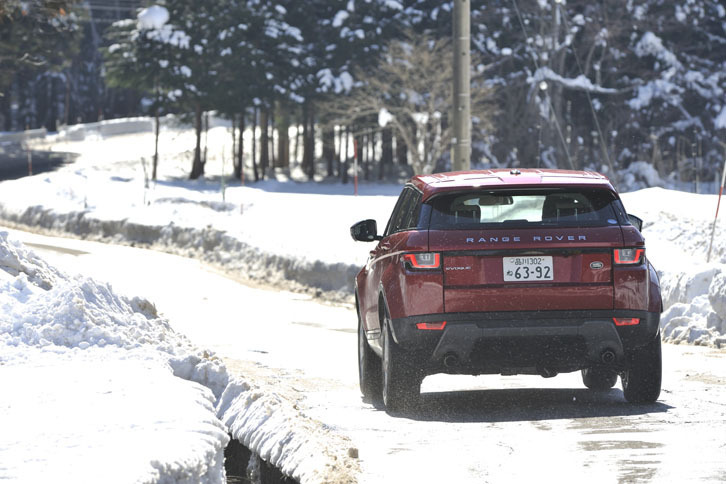 「レンジローバー イヴォーク」で白馬周辺の一般道を行く。この日の路面は雪道とはいえ、所々に舗装が顔を出したリアルな状態だった。