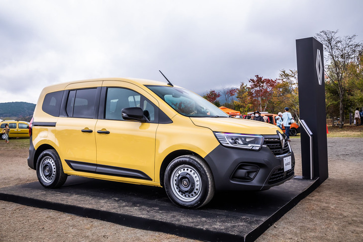 新型「カングー」は2023年春に販売が開始される予定。多くのカングーオーナーが気になっているのはやはり価格のようで、「いくらぐらいになるんでしょうね？」と『webCG』が逆取材を受ける場面も。