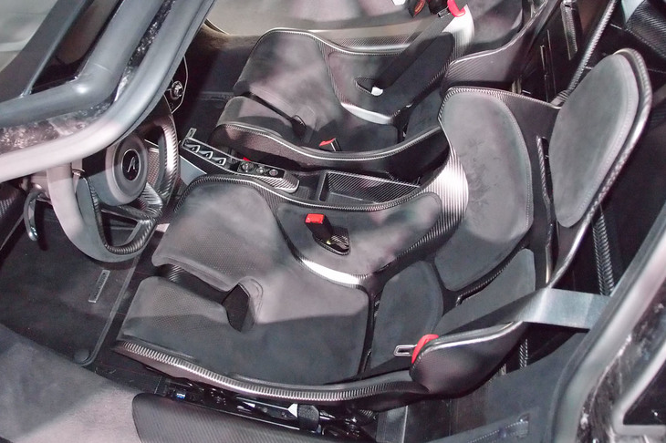 シートはワンピース構造。レーシングスーツを着用して乗車した際の放熱性も考慮し、適所に肉抜きが施されている。