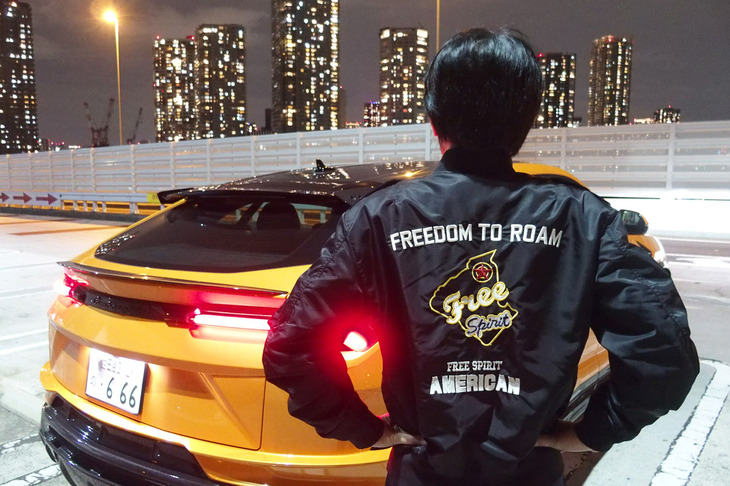 永福町のトム・クルーズを自認する私。映画『トップガン マーヴェリック』の冒頭に登場する超音速機「ダークスター号」に似ている「ウルス ペルフォルマンテ」に敬意を払い、パイロット風のコスプレで気合を入れ、試乗に臨んだ。