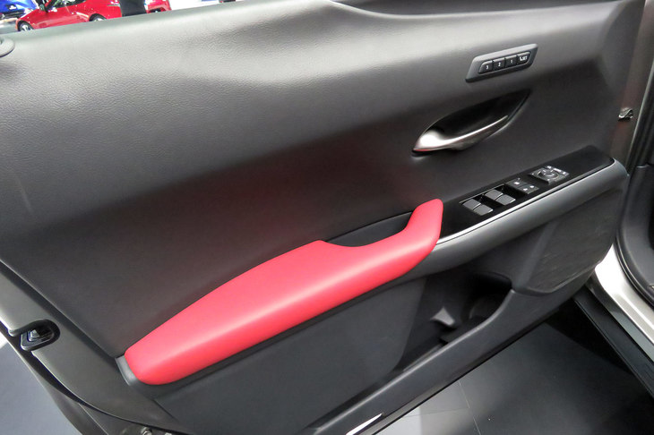 レクサスUX（ドアパネル）