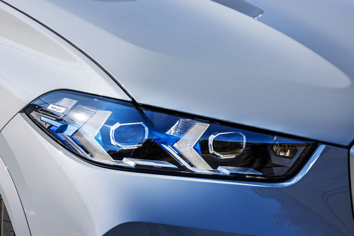 矢印をモチーフとしたデイライト内蔵のハイビームアシスタント付き「アダプティブLEDヘッドライト」をBMW車として初装備。大型のフロントグリルやバンパーとともに、独特の表情を浮かべる。