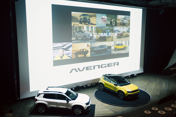 ステージ上に並ぶ「ジープ・アベンジャー」。