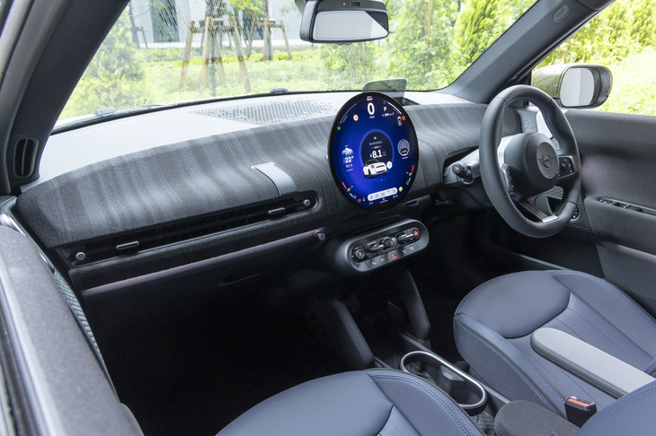 ダッシュボードとドアパネルにはブラックのニット素材を採用。機能・装備では「Harman/Kardon製HiFiラウドスピーカーシステム」やステアリングヒーターなどが標準で採用される。