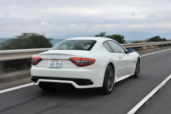 マセラティ・グラントゥーリズモ スポーツ MCオートシフト
    ボディーサイズ：全長×全幅×全高＝4885×1915×1355mm／ホイールベース：2940mm／車重：1950kg／駆動方式：FR／エンジン：4.7リッターV8 DOHC 32バルブ／トランスミッション：6AT／最高出力：460ps/7000rpm／最大トルク：53.0kgm/4750rpm／タイヤ：（前）245/35ZR20 （後）285/35ZR20／価格：1750万円（消費税5％込み）