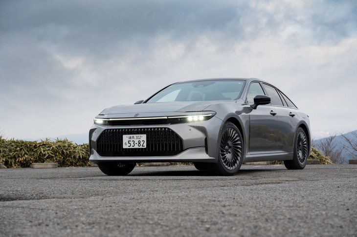 「トヨタ・クラウン セダン」のパワーユニットはハイブリッド（今回の試乗車）と水素燃料電池の2タイプ。どちらも「Z」のみのモノグレード展開だ。