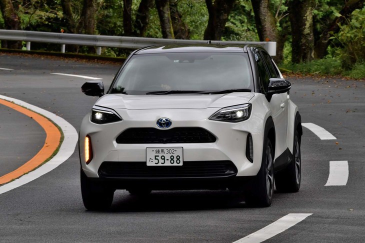 【トヨタ・ヤリス クロス ハイブリッドZのスペック】
	ボディーサイズ：全長×全幅×全高＝4180×1765×1560mm／ホイールベース：2560mm／車重：1190kg／駆動方式：FF／エンジン：1.5リッター直3 DOHC 12バルブ／モーター：交流同期電動機／トランスミッション：CVT／エンジン最高出力：91PS（67kW）/5500rpm／エンジン最大トルク：120N・m（12.2kgf・m）/3800-4800rpm／モーター最高出力：80PS（59kW）／モーター最大トルク：141N・m（14.4kgf・m）／タイヤ：（前）215/50R18 92V／（後）215/50R18 92V（ダンロップ・エナセーブEC300＋）／燃費：27.8km/リッター（WLTCモード）／31.3km/リッター（JC08モード）／価格：258万4000円
	
	【取材時の燃費データ】
	テスト距離：203.8km（市街地1：高速道路7：山岳路2）／使用燃料：12.4リッター（レギュラーガソリン）／参考燃費：16.4km/リッター（満タン法）／19.1km/リッター（車載燃費計計測値） 