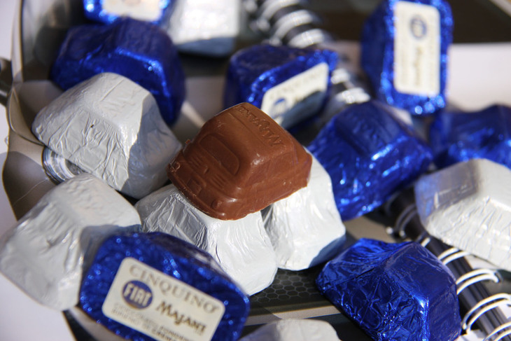 エンジンフードのルーバーもリアルに再現されている。