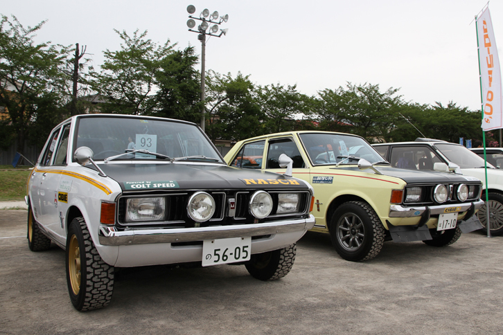 ラリー仕様に仕立てられた、2台の「三菱コルト ギャラン」。左は1.3リッターの1969年「AI」、右は1.5リッターの70年「AII GS」がベース。