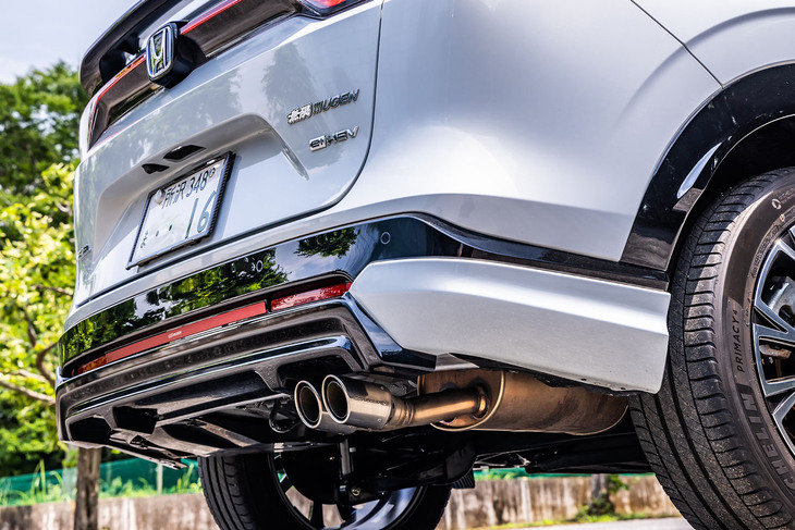 高い排気効率と消音性能を両立させ、スポーティーなエキゾーストノートにもこだわって開発したというステンレス製の「スポーツサイレンサー」は16万5000円のアイテム。保安基準適合の交換用マフラー事前認証制度認定品。