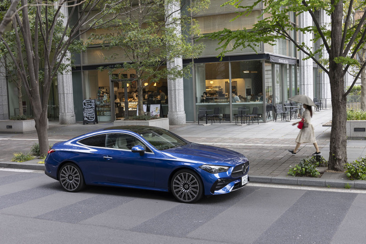 「CLE 200 クーペ」のエクステリアは、メルセデスデザインの基本思想である「Sensual Purity（センシュアルピュリティー＝官能的な純粋さ）」によって磨き上げられている。ダイナミックかつエモーショナルなスタイリングが特徴だ。