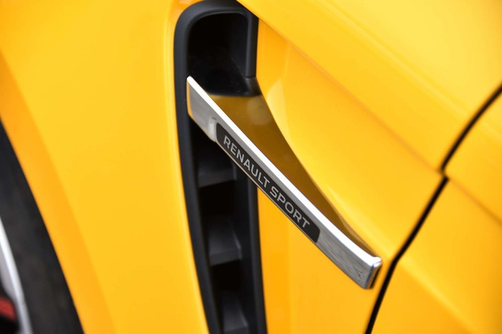 「メガーヌR.S.トロフィー」の内外装には、開発を担うルノー・スポールのロゴが多数見られる。写真はフロントフェンダー部のもの。