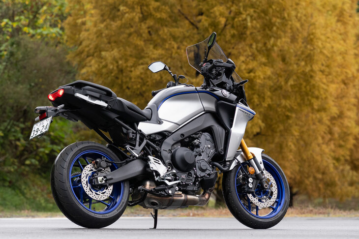 スーパースポーツに比肩する、高度なシャシーや足まわりを持つ「トレーサー9 GT＋」。ヤマハの関係者は「高速道路はACCで快適にツーリングしていただき、ワインディングロードでは積極的にトレーサーの走りを楽しんでほしい」とのことだった。
