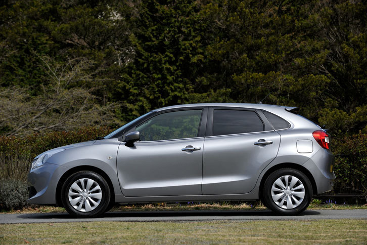 ブラックアウトされたAピラーや、リアへ向かうにつれて上がっていくベルトラインなどが特徴的なサイドビュー。ゆるやかな傾斜のフロントウィンドウや、全車標準装備となるリアルーフスポイラーなど、空力性能にも配慮がなされている。