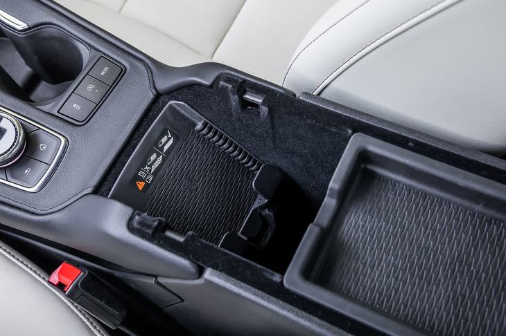 前席用アームレスト内に、ワイヤレスチャージャーを設置。充電する携帯端末の大きさに合わせて固定できるように、ノッチの調整が行える。