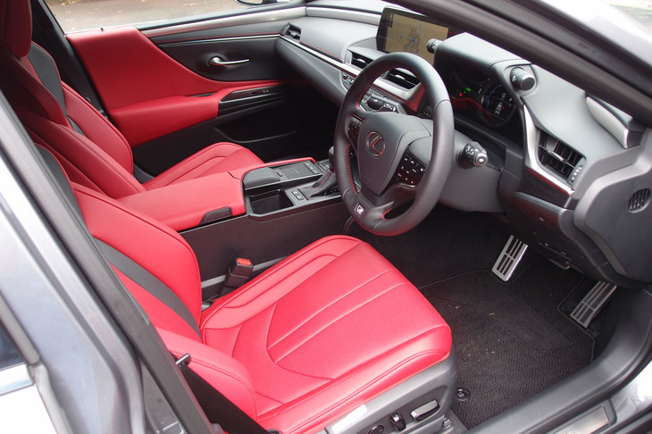 レクサスES300h“Fスポーツ”（インテリア）