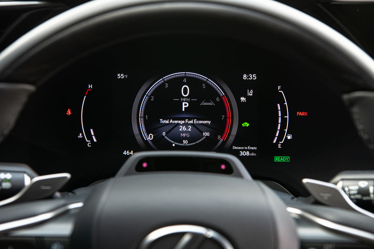 走行モードによりグラフィックが切り替わるメーターパネル。写真は2.5リッターのハイブリッド車「RX350h“ラグジュアリー”」のもの。