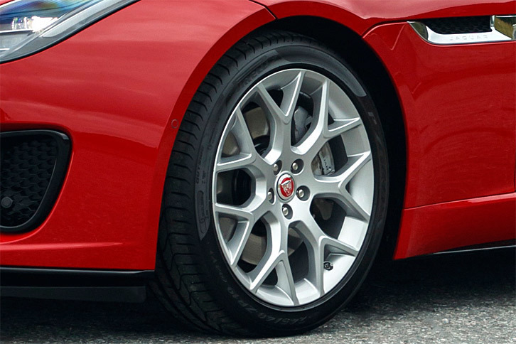 「R-DYNAMIC」のタイヤサイズは、前が245/40R19、後ろが275/35R19。テスト車には「ピレリPゼロ」が装着されていた。