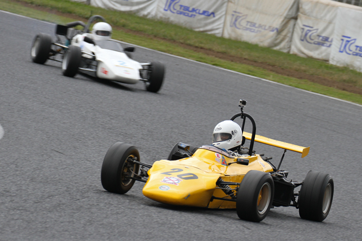 1970年代初頭から1980年代前半にかけて行われた、軽自動車用エンジンを使った日本独自のフォーミュラであるFLレースより。前を行く「スズキ・フロンテ」用水冷エンジンを積んだ1972年「アローS31」は2位、後ろの1970年「ベルコ96A」は、パワー的に不利な「ホンダN360」用空冷エンジン搭載ながら健闘して3位に入賞。