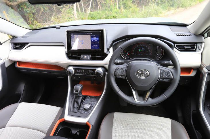 ダッシュボードに滑り止め付きのオープントレイを設けるなど、機能性を重視したインテリア。「アドベンチャー」では各所にオレンジの差し色が配される。