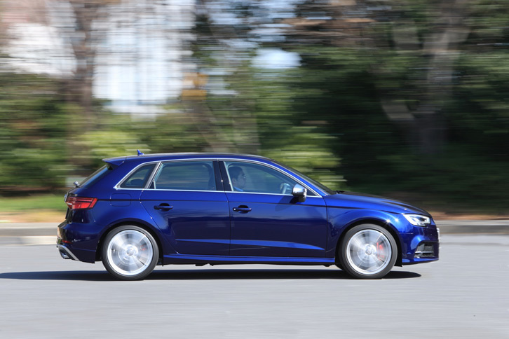 「S3」は0-100km/h加速が4.8秒という動力性能と、JC08モード計測で14.7km/リッターという燃費性能を両立している。