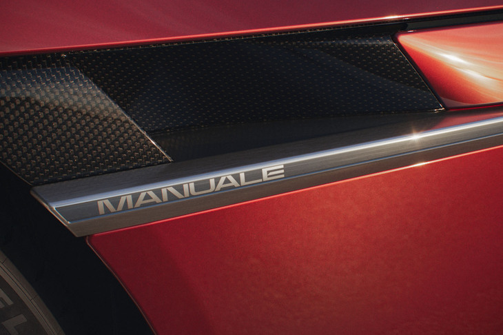 フロントフェンダーには「MANUALE」ロゴ入りのサイドバッジなどが与えられる。