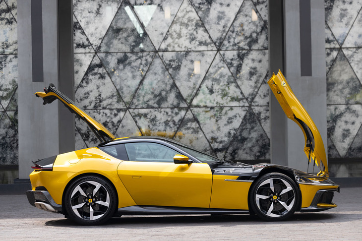 長いノーズのフードは、前ヒンジで後ろ側が立ち上がる。リアは大きく開くハッチバックスタイルとなっている。