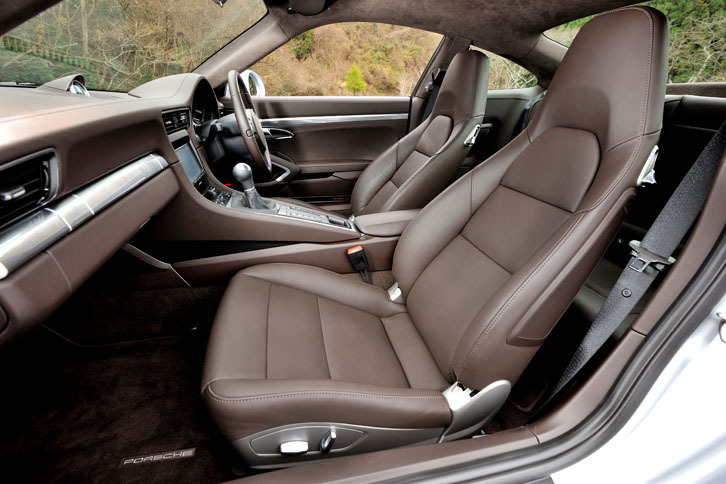 試乗車のシートは標準タイプ。シート表皮は「エスプレッソ」カラーのナチュラルレザー。