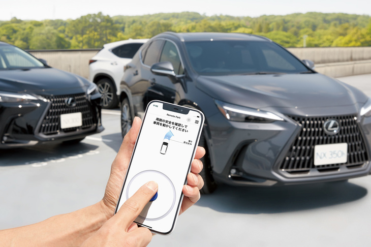 ADASの充実ぶりも新型「NX」の魅力。「NX350h」「NX450h＋“バージョンL”」にオプション設定される「アドバンストパーク」機能は最新のものとなっており、専用のアプリを使えば、携帯端末を介してリモートで並列・縦列駐車、駐車枠からの出庫が可能となる。