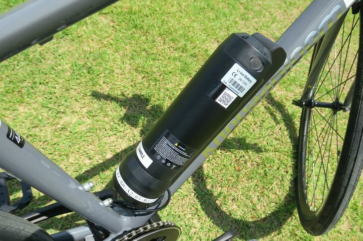 バッテリーはリチウムイオン式で、容量は24V 10Ah。アシストできる距離は走行状態によって異なるものの、関係者いわく「テストでは80kmぐらいはもっている」という。満充電に要する時間は約4時間とのことだ。