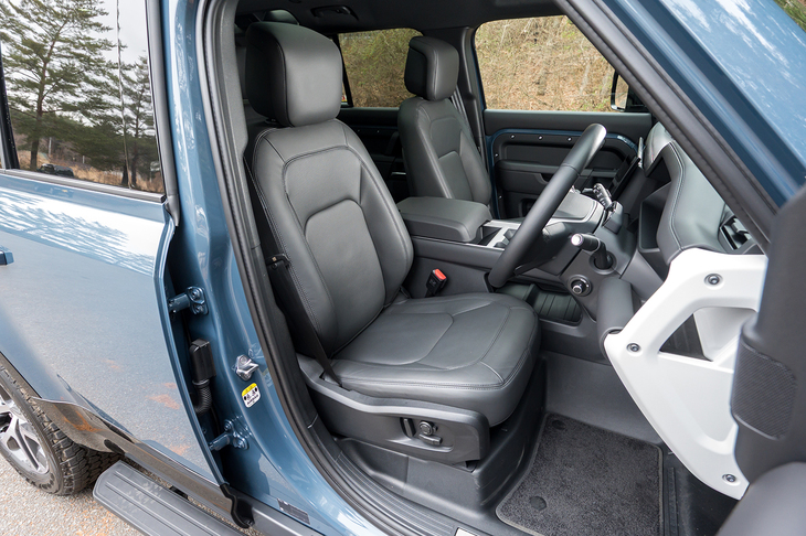 「X-DYNAMIC HSE」ではウインザーレザーのシート表皮が標準。カラーはこの試乗車のエボニーのほか、キャラウェイ（茶）とライトクラウド（白）も選べる。