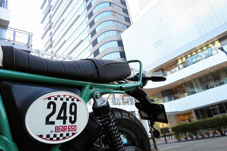 ゼッケンプレートに描かれた「249」のナンバーは、最後の開催となった1960年の「Big Bear Motorcycle Run」で優勝した、エディ・マルダー選手のゼッケンナンバー。マシンはもちろん、ロイヤルエンフィールドだった。