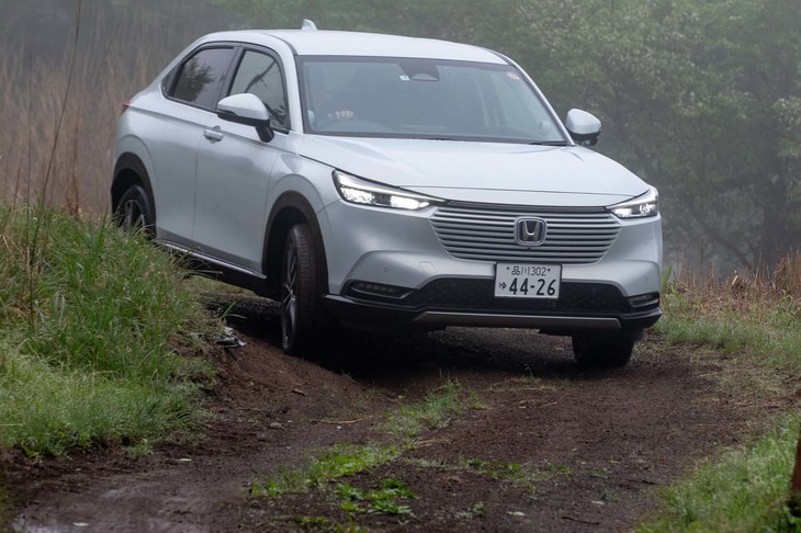 「ヴェゼル」の4WDはハイブリッド車でも後輪をプロペラシャフトで駆動。前後のカップリングには電子制御多板クラッチを採用し、前輪が滑ってから後輪が回るようなことがないようにしている。