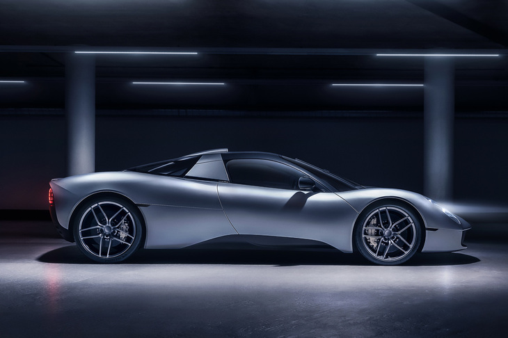 「T.33」のホイールベースは「T.50」より35mm長い2735mm。車重も重くなっているというが、その数値はわずかに1090kgと、このジャンルのモデルとしては驚異的な軽さだ。