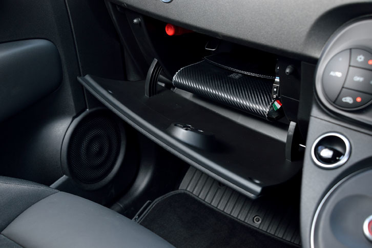 ダッシュボードの助手席側には、従来のオープントレイに代えて、ふた付きのグラブボックスが設置された。