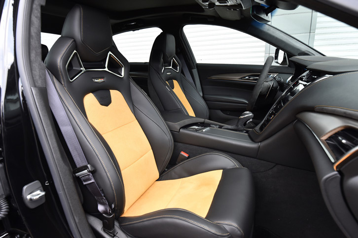 「CTS-V」にはベーシックな「スペックA」と、レカロ製のスポーツシートや専用空力パーツなどを備えた「スペックB」の2つの仕様が用意される。