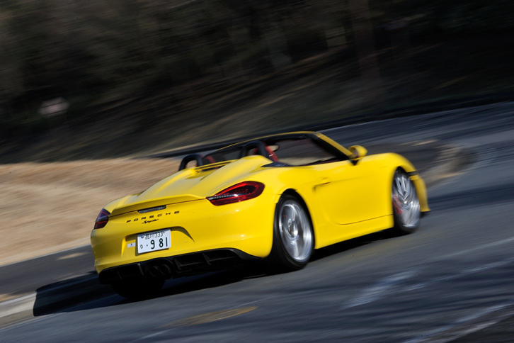 運動性能に関連する装備としては、状況に応じてエンジンマウントの硬さを変化させる「ダイナミックエンジンマウント」や、機械式デファレンシャルロックを備えたトルクベクタリング機構などが標準で採用される。