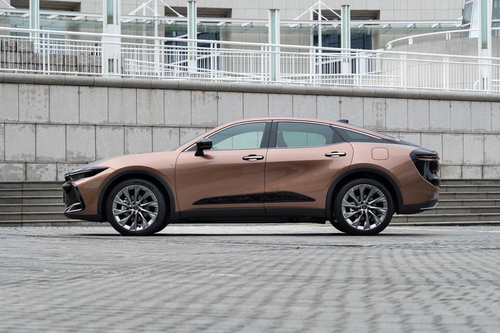 ボディーのスリーサイズは全長×全幅×全高＝4930×1840×1540mm。「クロスオーバー」を名乗るだけあって、全高が先代モデルよりも85mm高くなった。全幅もついに1800mmの壁を突破した。