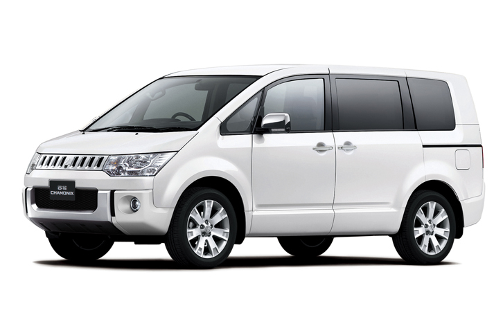 「デリカD：5ローデスト ロイヤルツーリング」（写真は、ボディーカラーがウォームホワイトパールのモデル）