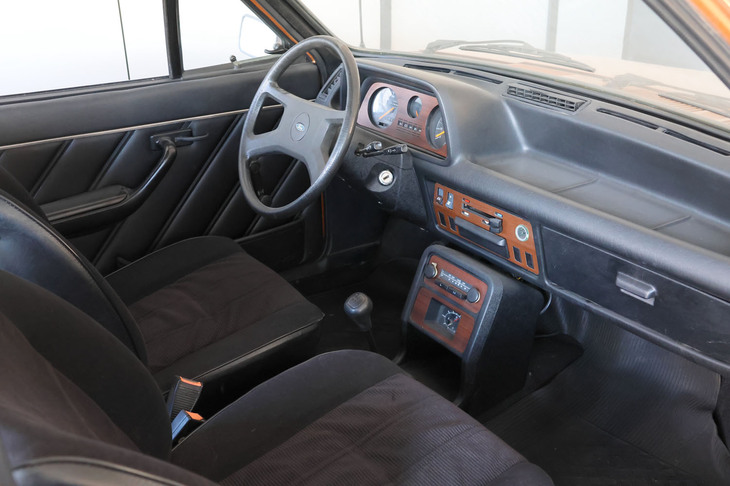 内装は、今日のミニマリストでも心を奪われそうである。