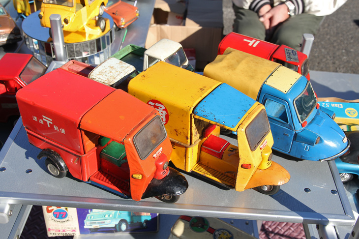 ショップブースで見かけた「ダイハツ・ミゼット」のティントイ。手前のバーハンドル仕様の郵便車は、幼い頃に持っていた記憶がある。そういえば、これの実車もかつてこの会場に出展されたことがあったような？　それとも丸ハンドル仕様だったか？