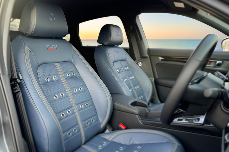 今回販売される「M55ゼロエディション」の特別仕様車では、「Zero Edition」のロゴ刺しゅう入り専用本革シートが採用される。