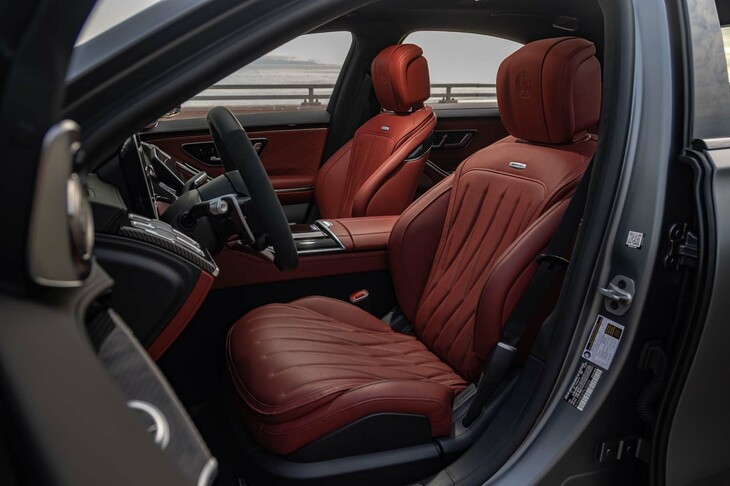 シートはヘッドレストにAMGエンブレムが型押しされる。表皮はナッパレザー。