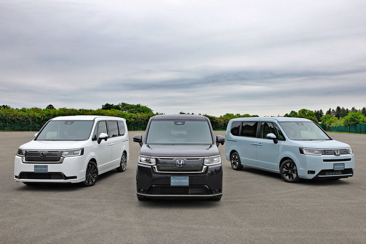 6代目となる新型「ステップワゴン」。主なラインナップは「エアー」（写真右）と「スパーダ」（中央）で、後者には上級モデルとして「スパーダ プレミアムライン」（左）が用意される。