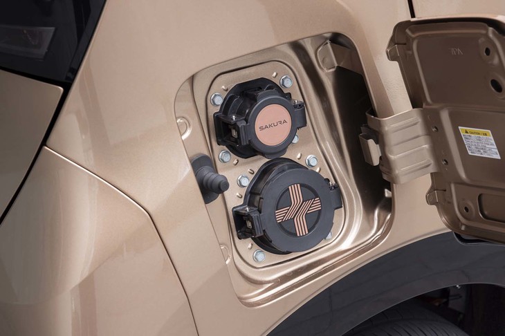 充電ポートは車体の右側後部にレイアウト。キャップには「SAKURA」のロゴ（普通充電用）と日本伝統の水引模様（急速充電用）が描かれている。